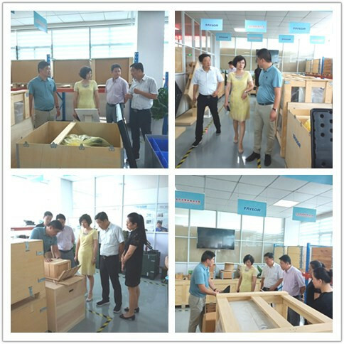 泰来集团董事长王天佑带领滨湖区领导参观公司产品展示厅