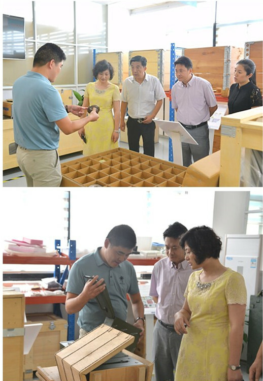 王天佑董事长向区领导展示公司的专利产品