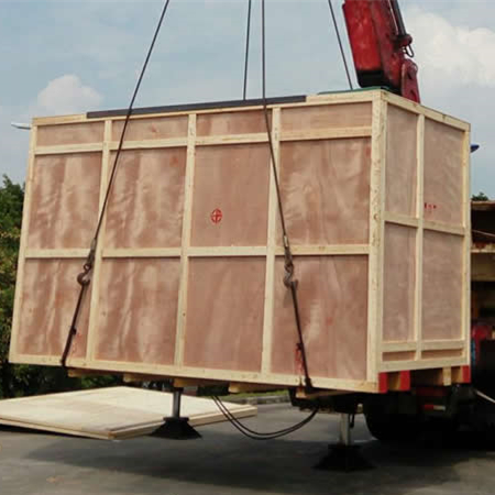 如何防止木箱包装中的货物出现经常移动？